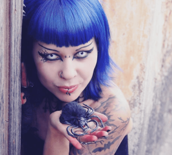 vue de face d'une femme aux cheveux bleu foncé de style vampire