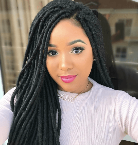 vue de face d'une femme avec une longue coiffure de faxu locs - coiffures d'hiver pour cheveux longs