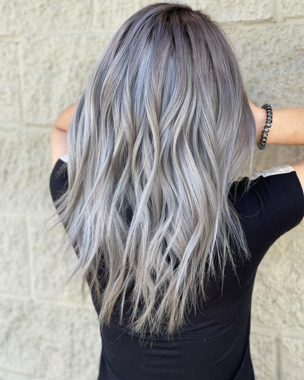 blond cendré foncé sur cheveux gris