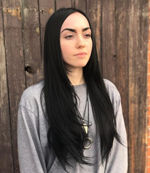 Cheveux noirs de jais sur une peau claire