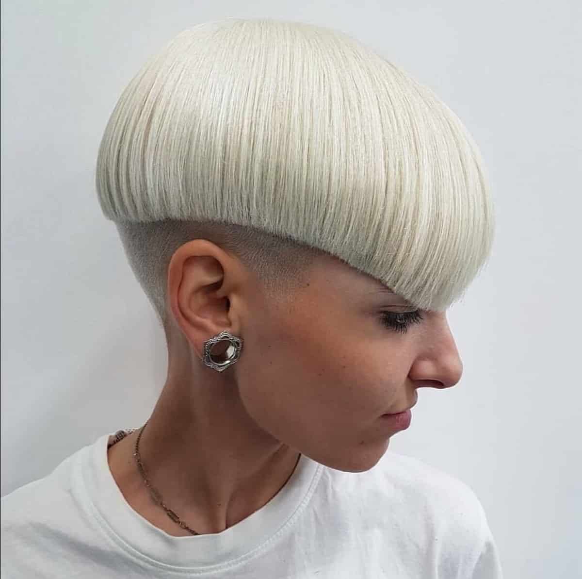 Coupe de cheveux Edgy Bow pour les femmes