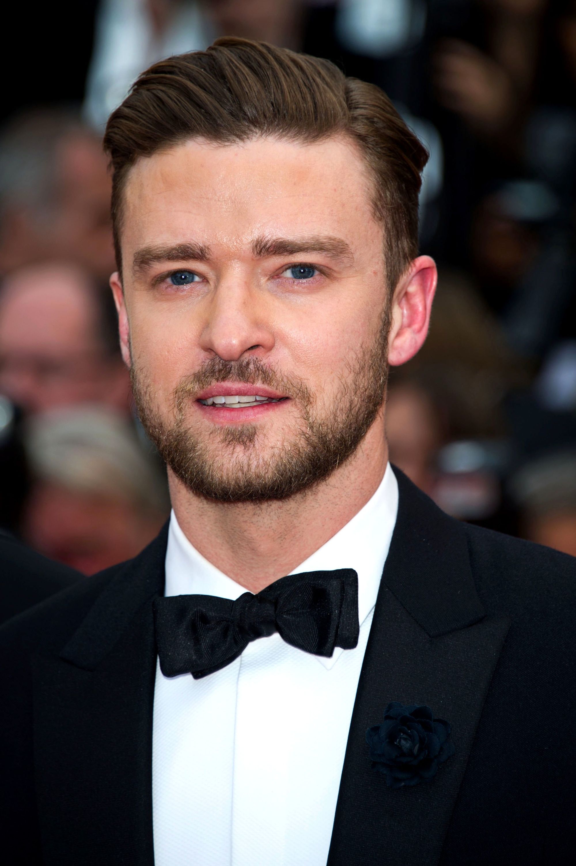 Coupe de cheveux Ivy League: Justin Timberlake avec une longue coupe de cheveux Ivy League, vêtu d'un smoking