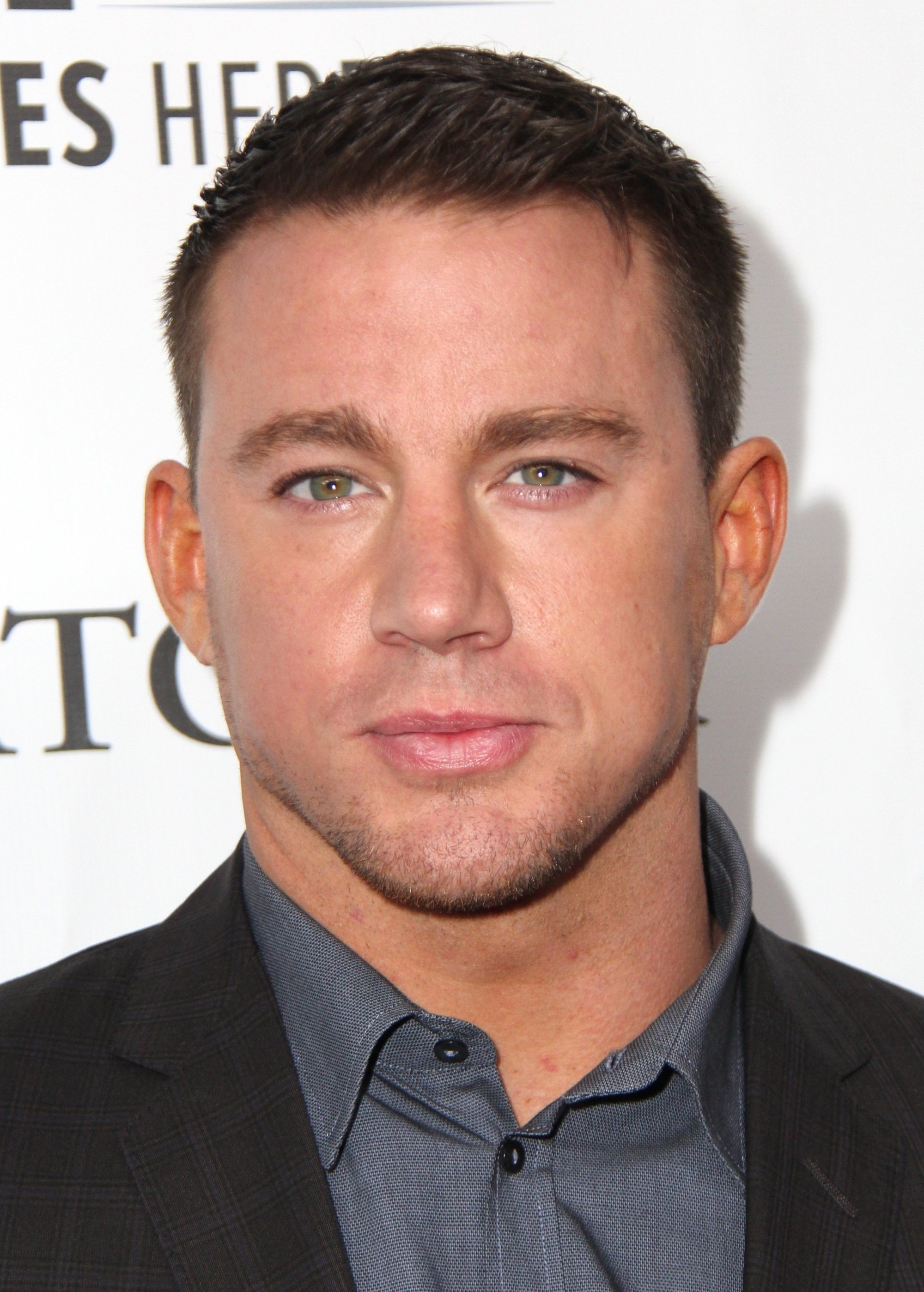 Coupe de cheveux Ivy League: Channing Tatum avec une courte coupe de cheveux Ivy League, vêtu d'une chemise grise et d'un blazer