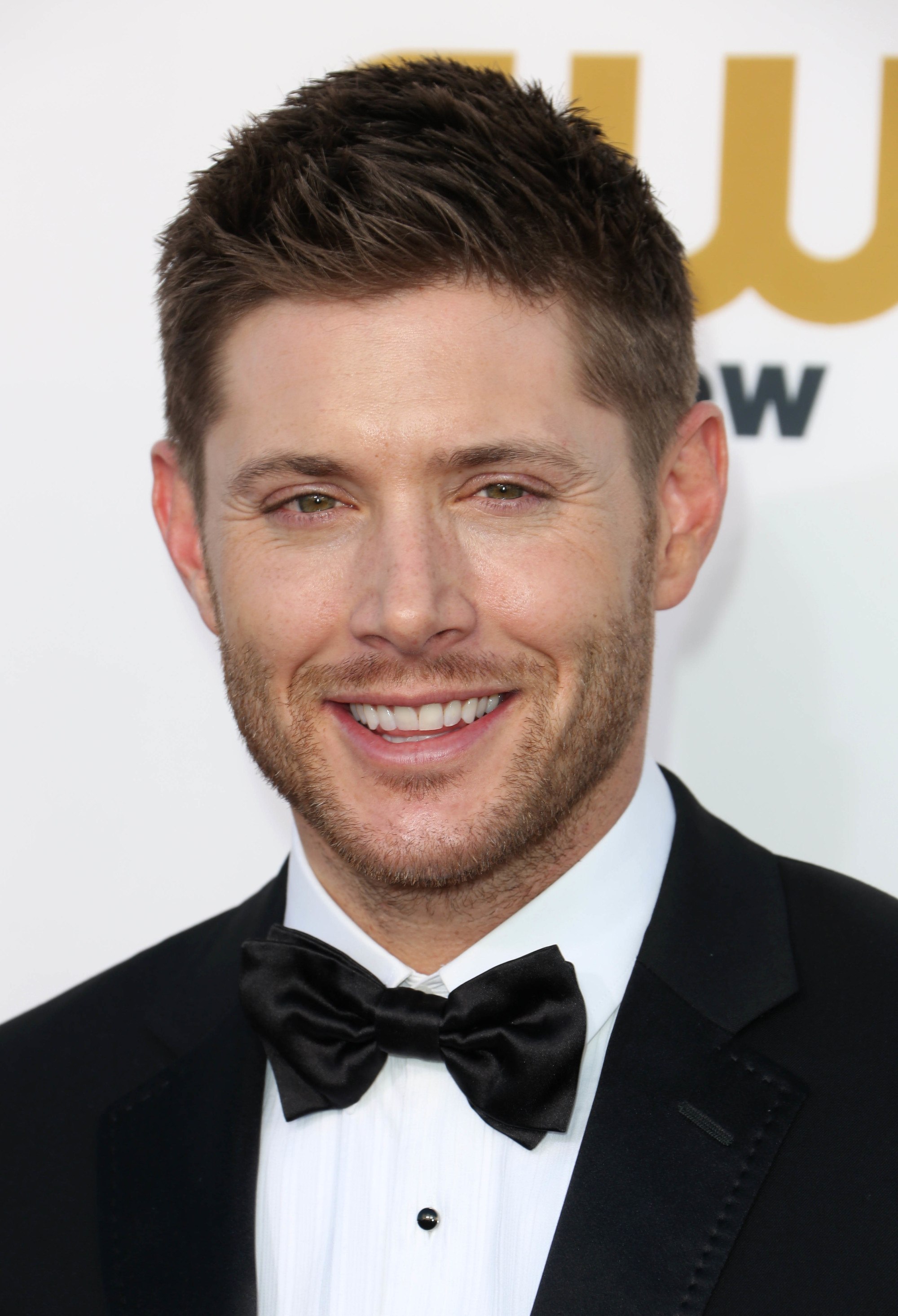 Coupe de cheveux Ivy League: Jensen Ackles aux cheveux bruns dans une coupe de cheveux Ivy League à balayage latéral, vêtu d'un smoking