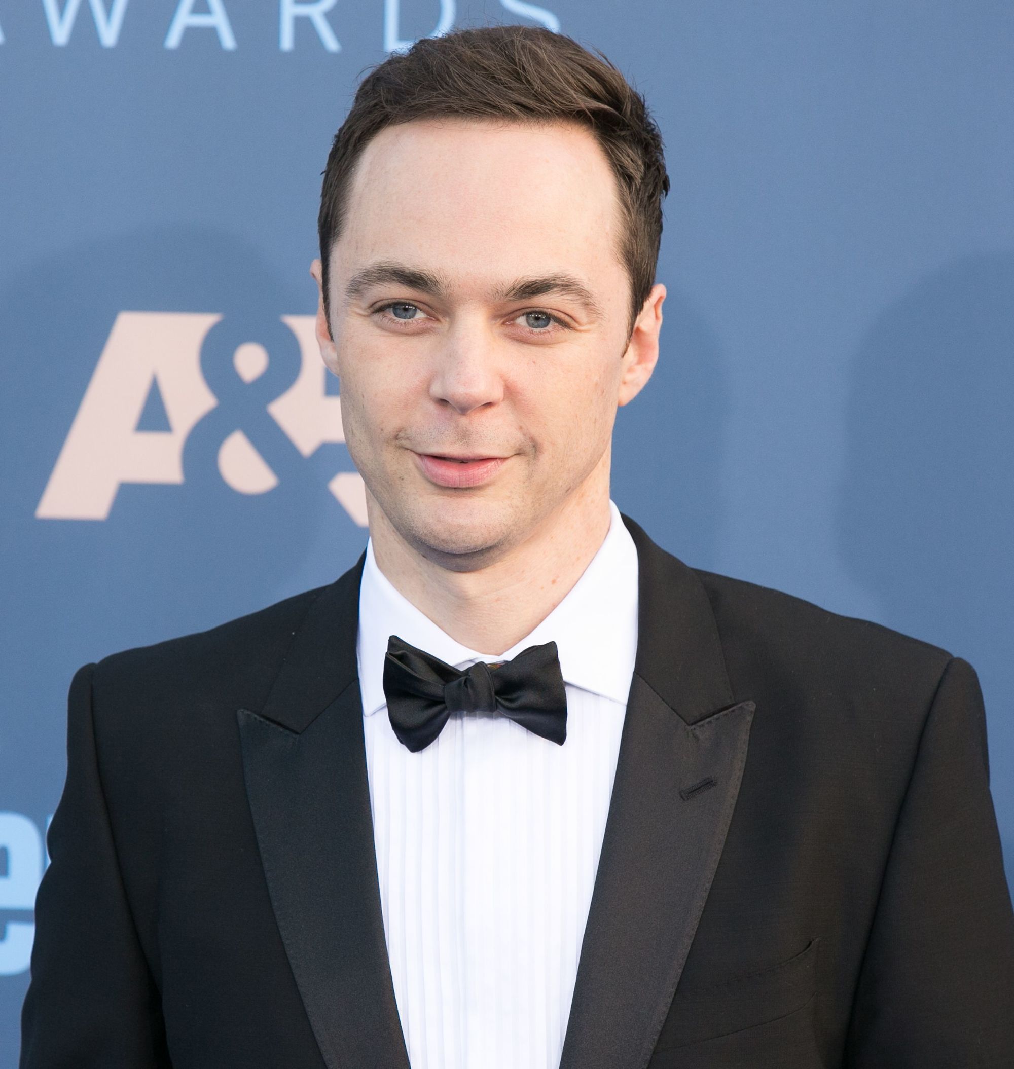 Coupe de cheveux Ivy League: Jim Parsons avec un peigne sur la coupe de cheveux Ivy League, vêtu d'un smoking