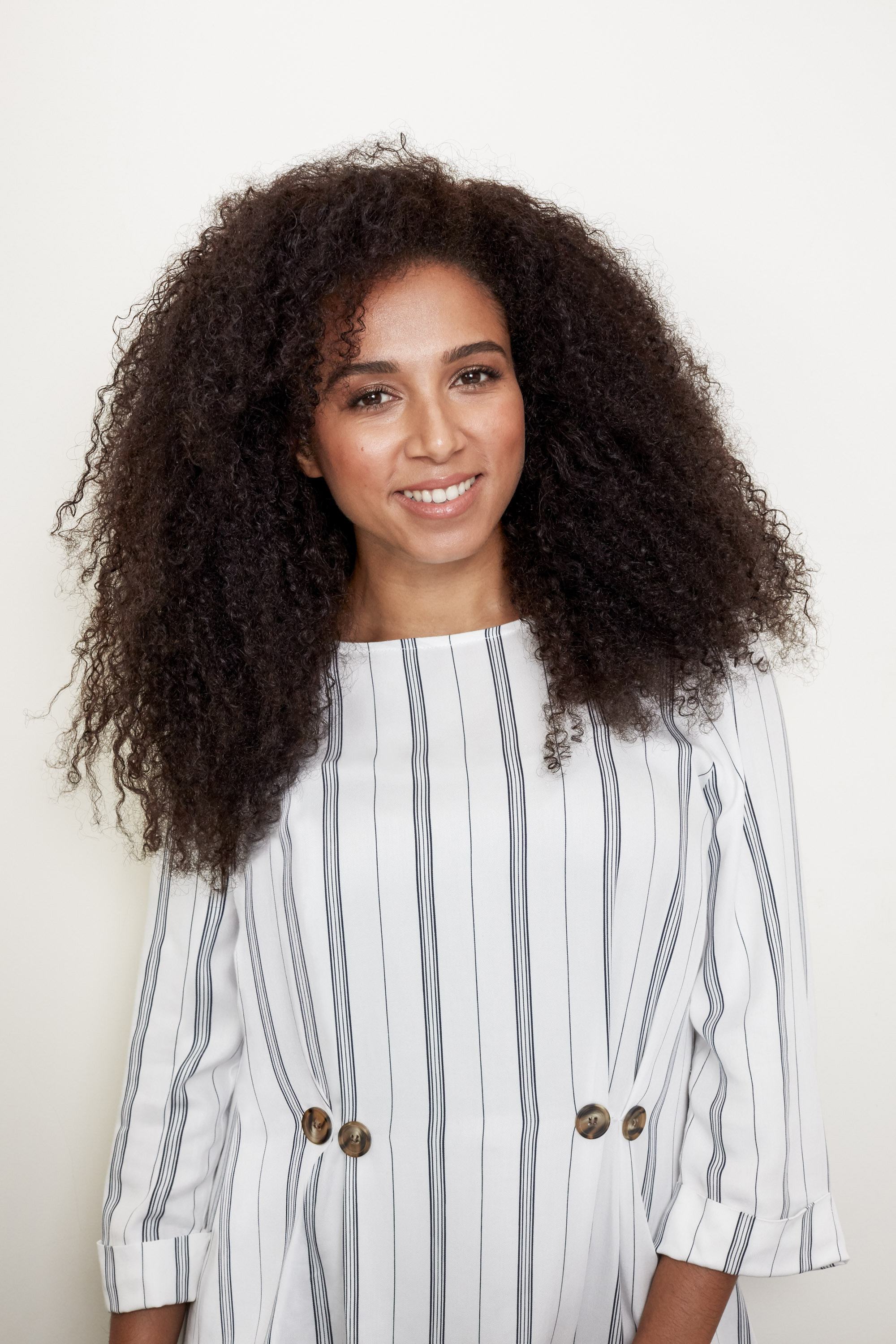 Femme aux cheveux noirs et longs 3c
