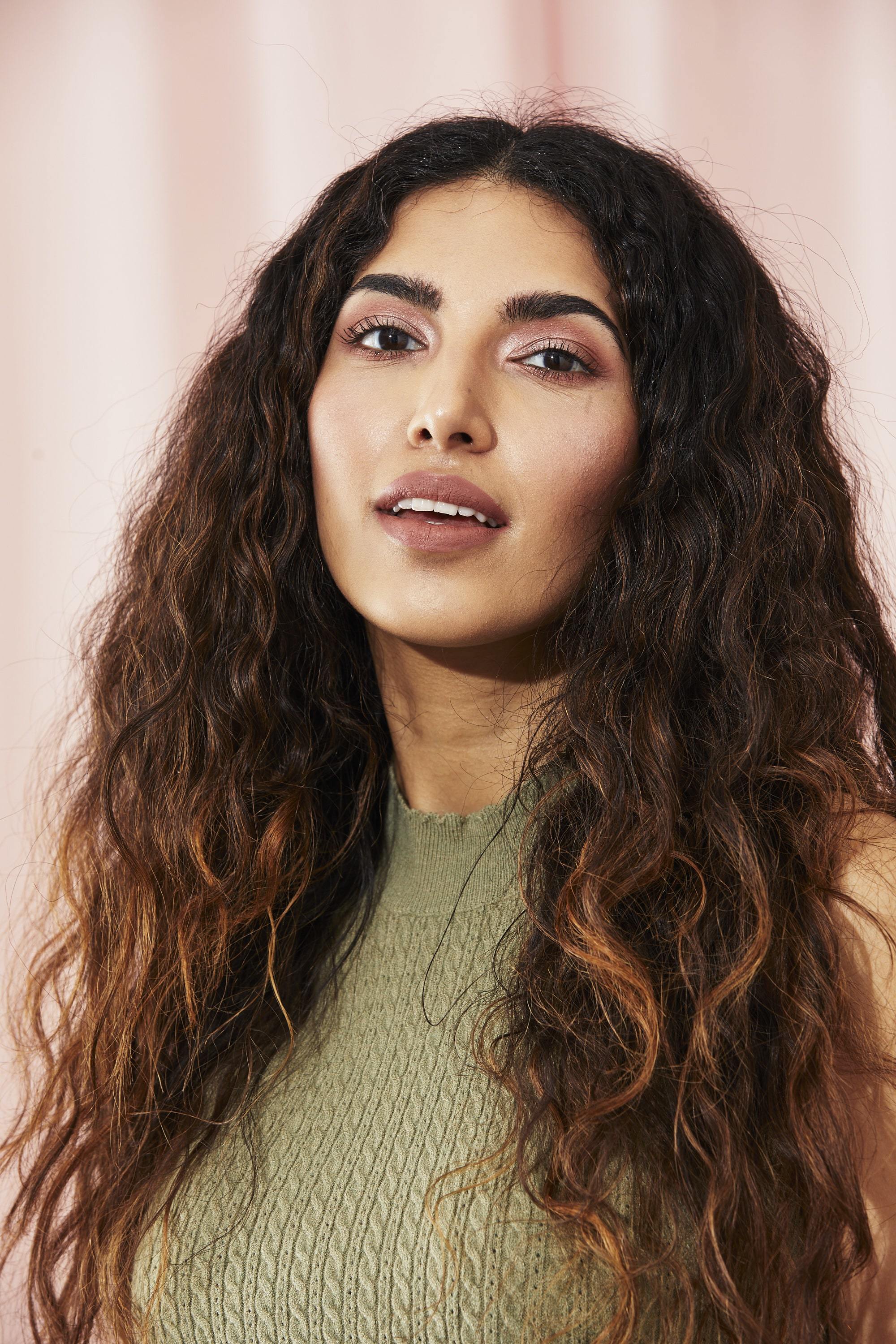 Femme aux cheveux bouclés 2C