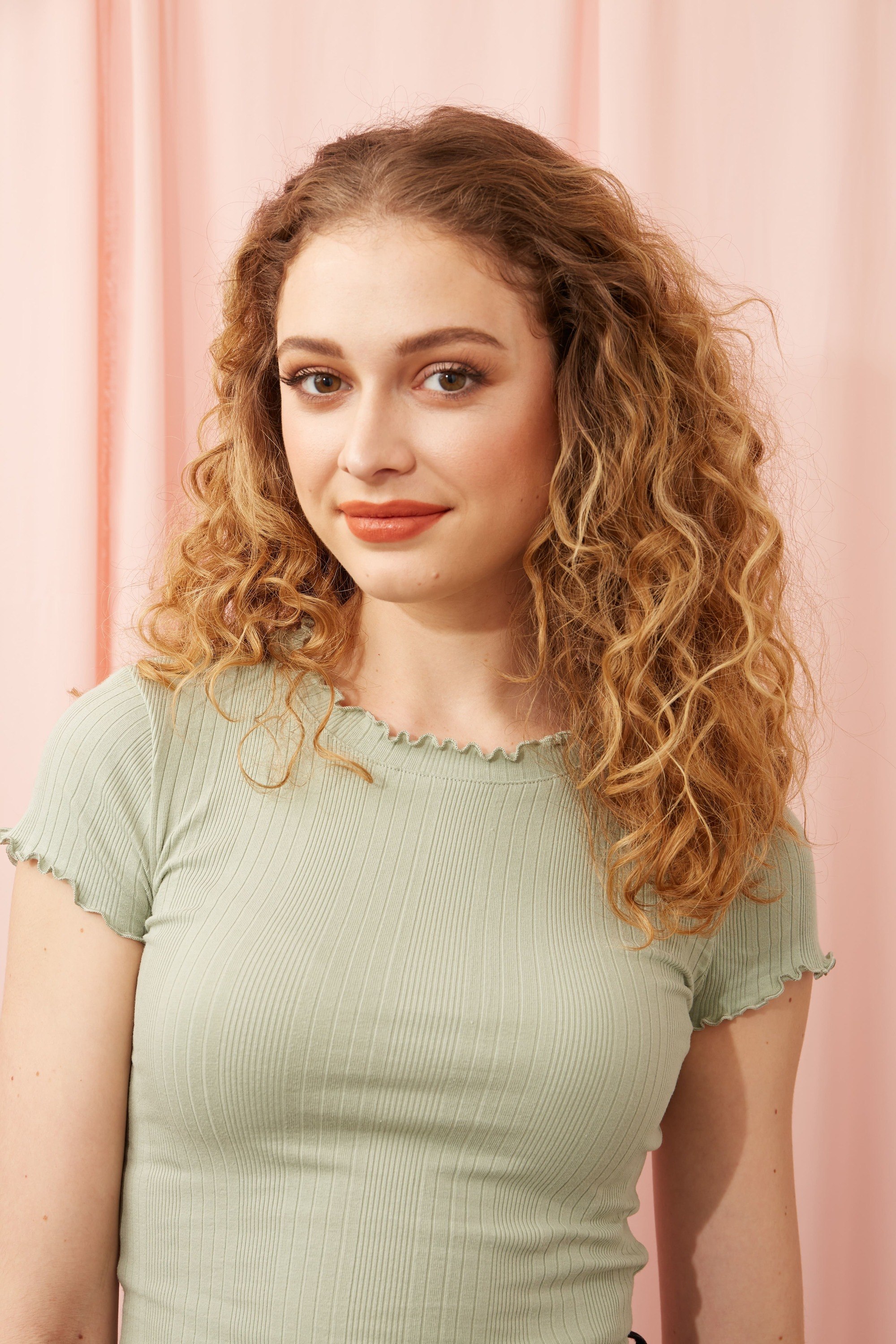 Femme aux cheveux de type 3b