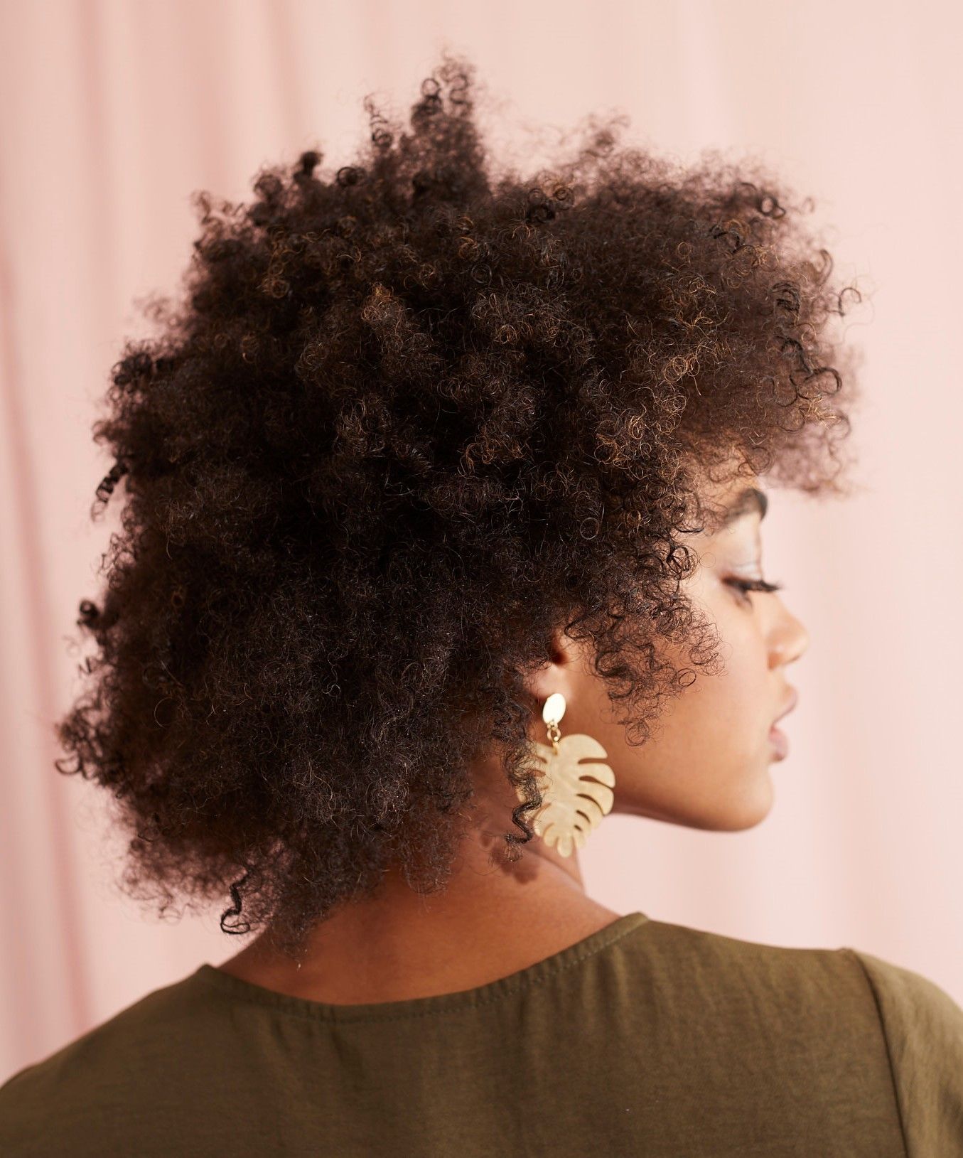 Femme aux boucles de type 4b