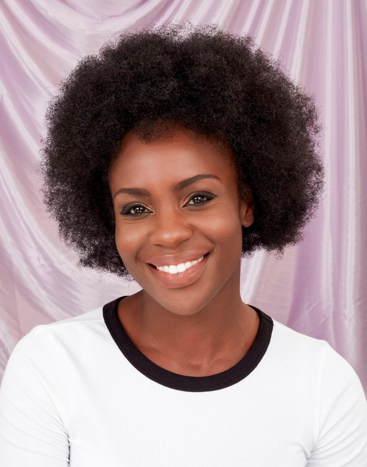 Femme aux cheveux bouclés de type 4c