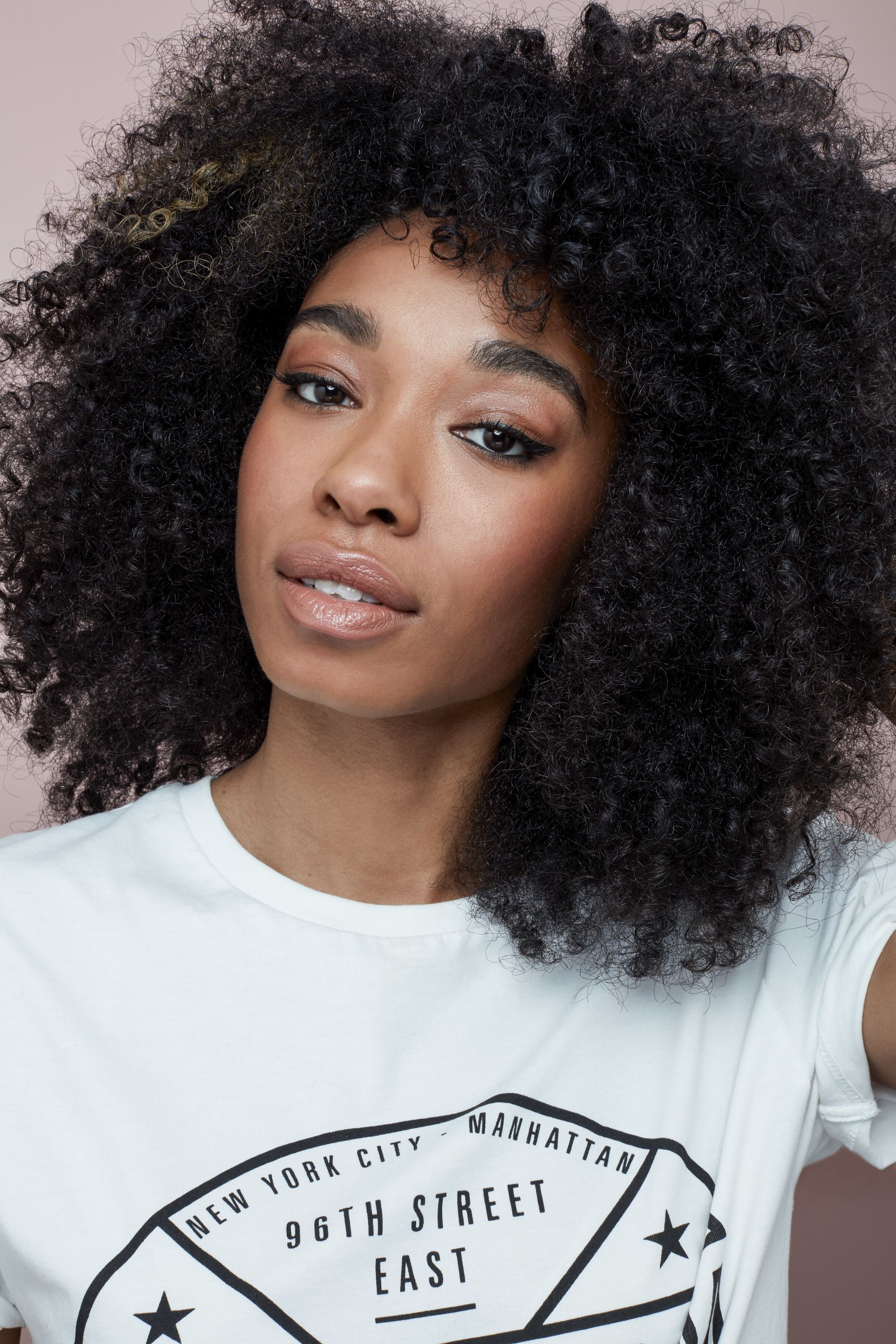 Femme aux cheveux bouclés de type 4a