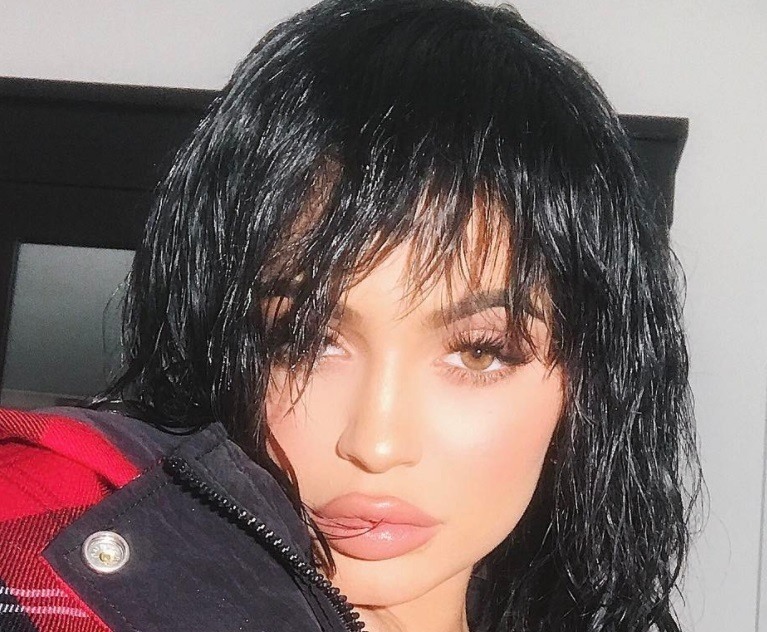 Layered bob: Kylie Jenner with dark brown wet look shaggy hair