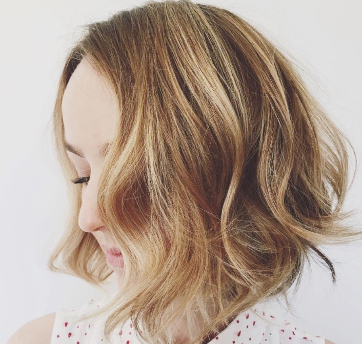 Layered bob: Woman with a honey coloured wavy lob
