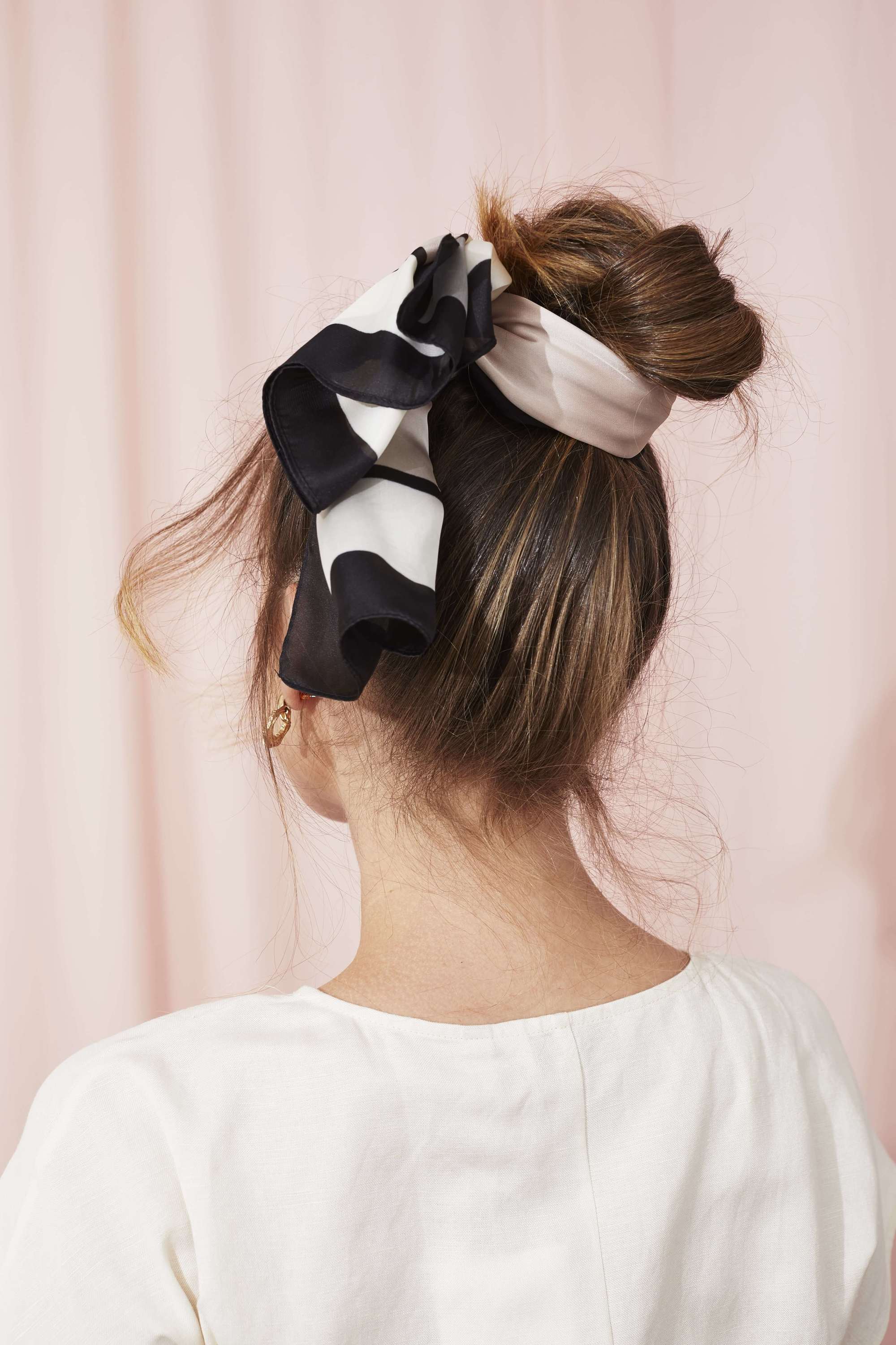Femme aux cheveux longs en un chignon en désordre