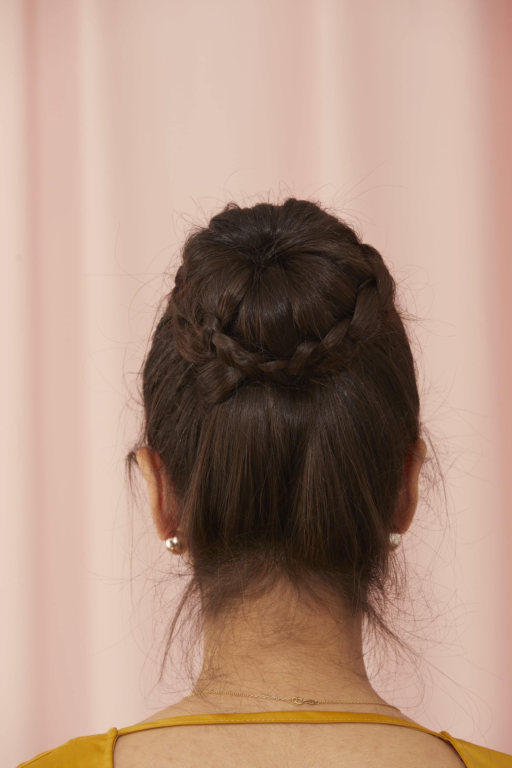 Femme aux cheveux longs en chignon tressé
