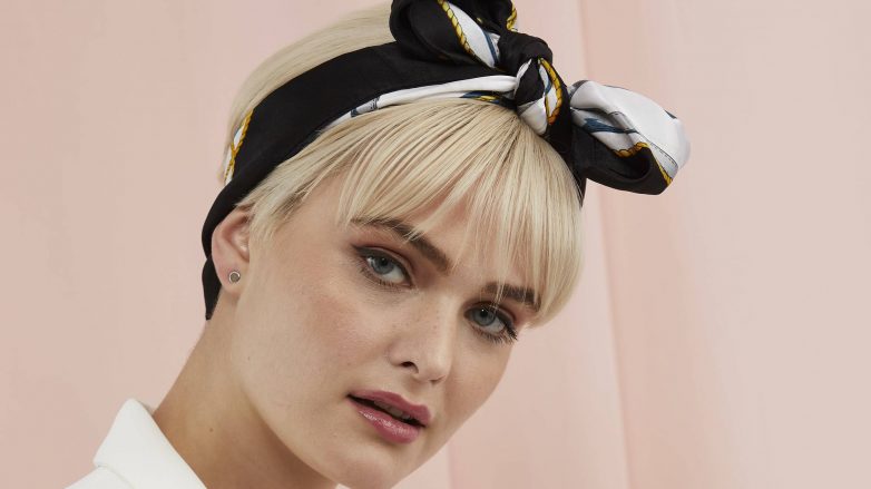 Femme avec un lutin blond platine coupé avec un foulard