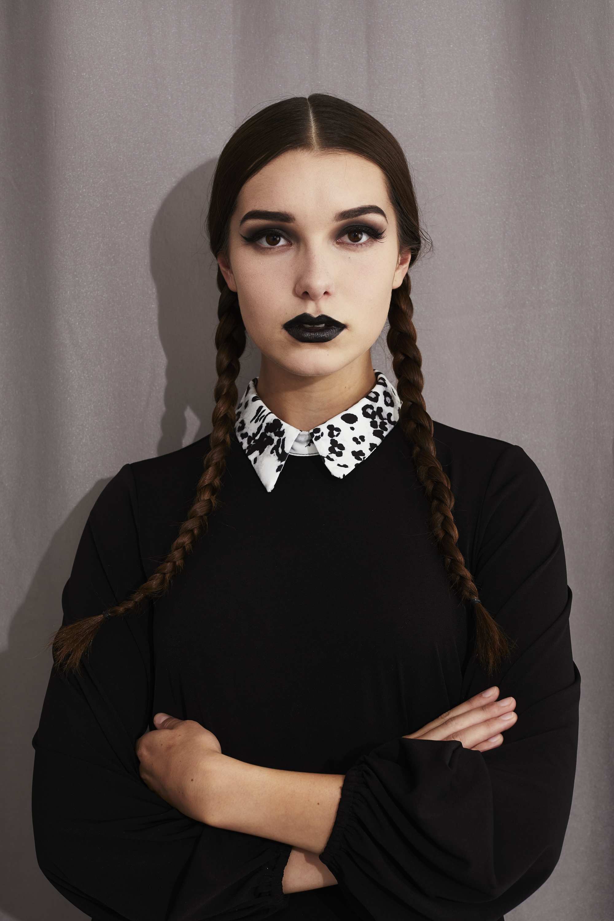 De longs cheveux bruns en tresses de nattes