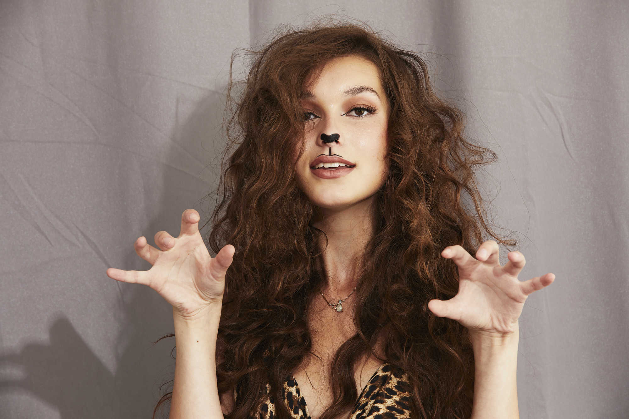 Femme avec une grande coiffure de lion bouclé pour Halloween