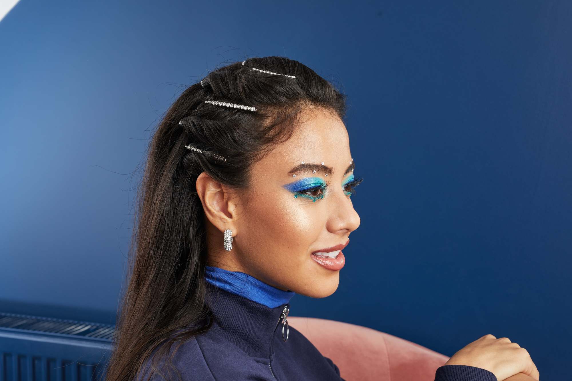 Une femme aux cheveux mi-hauts, mi-longs, inspirés de l'euphorie d'Halloween
