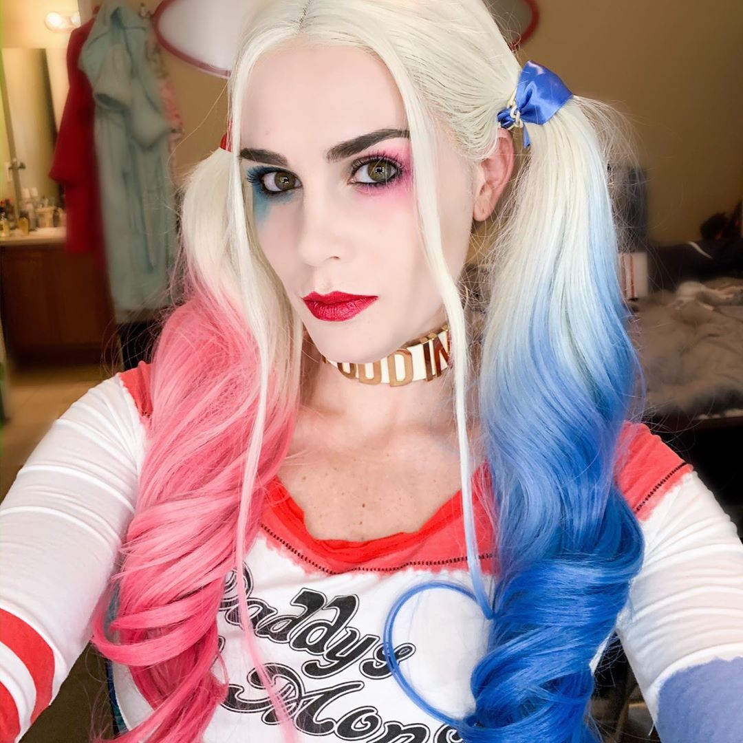Femme avec la coiffure d'Halloween de Harley Quinn