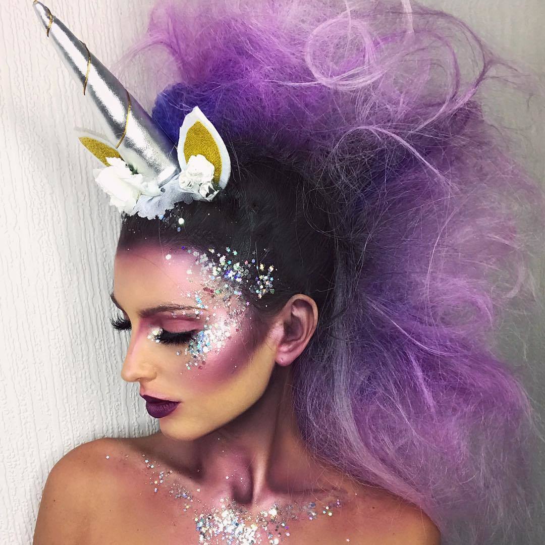 Femme en costume de licorne pour Halloween, avec queue de cheval violette à paillettes