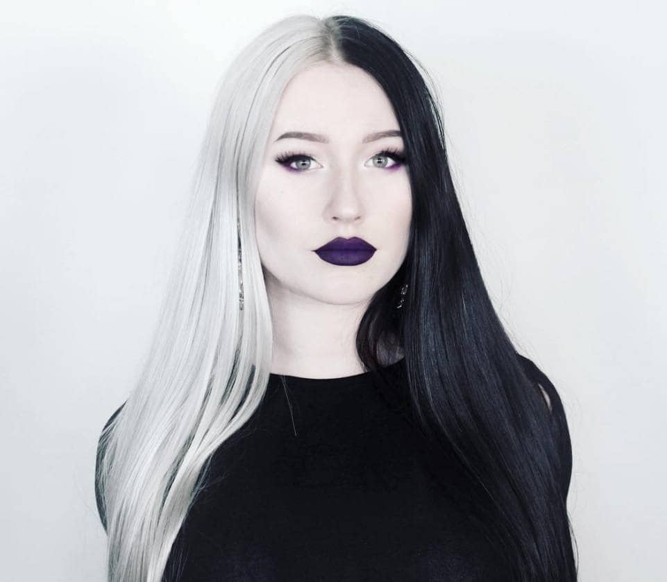 femme aux cheveux blancs et noirs de cruella de vil 