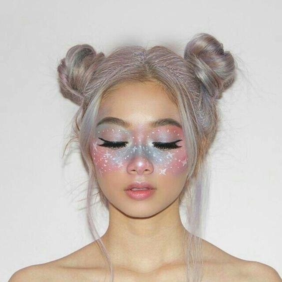 Femme au maquillage céleste et aux petits pains de l'espace