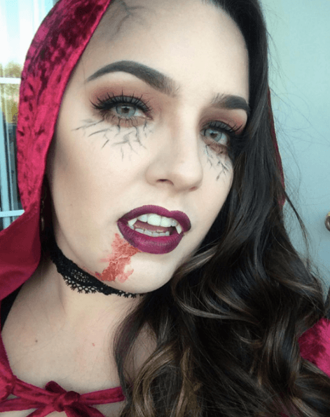 femme portant une cape avec de longs cheveux foncés et ondulés - coiffures de vampires 