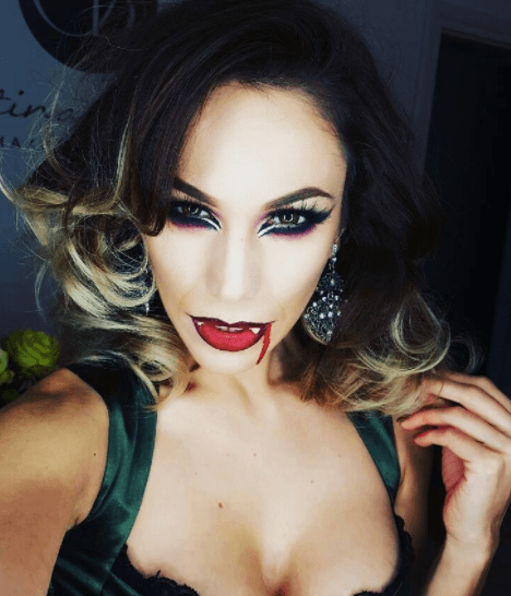 image d'une femme aux cheveux foncés et aux pointes blondes teintes par trempage - coiffures de vampires 