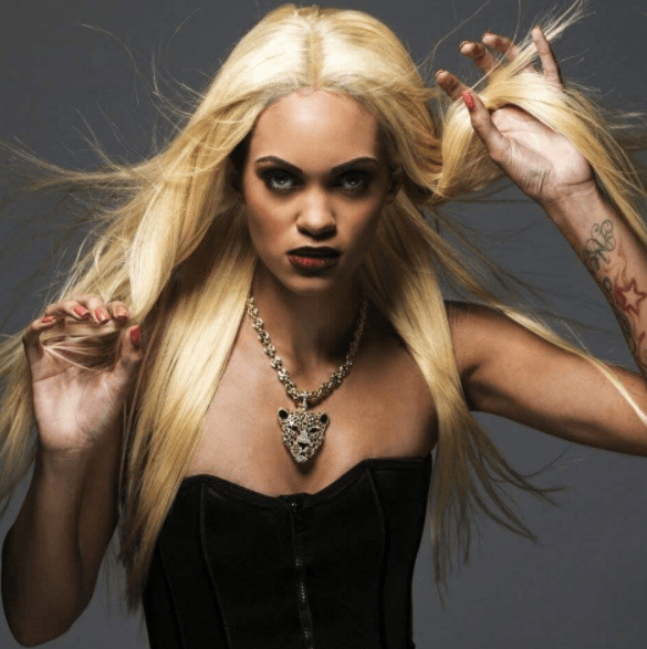 image de face d'une femme aux longs cheveux blonds - coiffures de vampire 