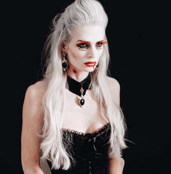 vue de face d'une femme aux longs cheveux blancs, moitié en haut, moitié en bas - coiffure de vampire 