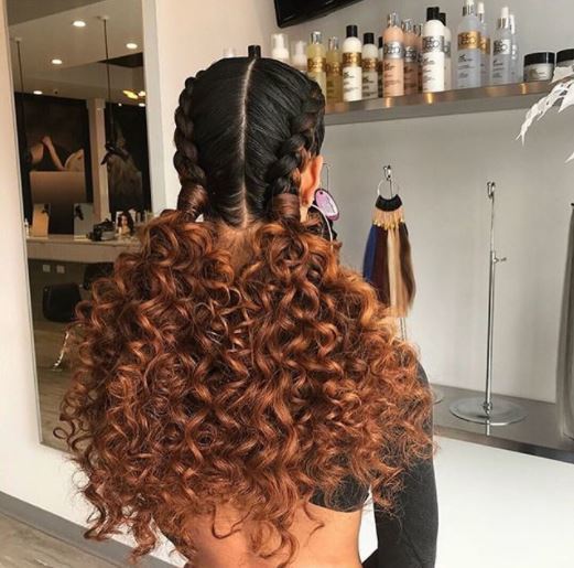 femme aux cheveux bouclés en double tresse française