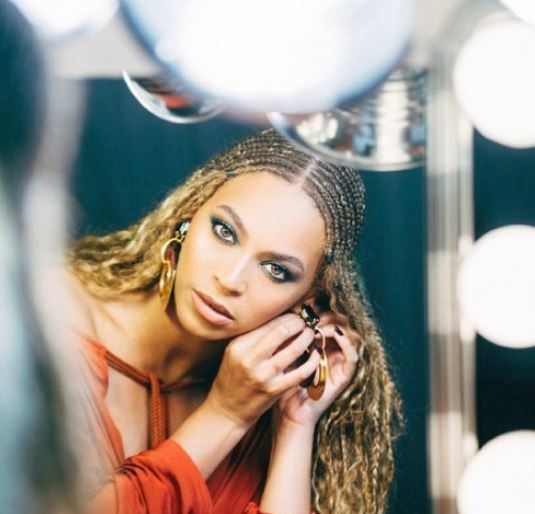 Beyonce avec des tresses de maïs blondes