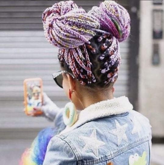 femme avec des petits pains de l'espace tressés en violet