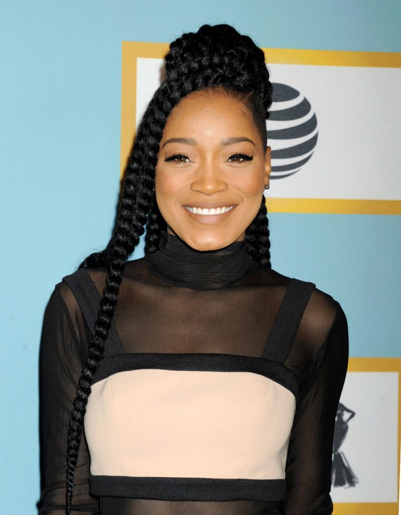 Keke Palmer avec un petit pain tressé à moitié 