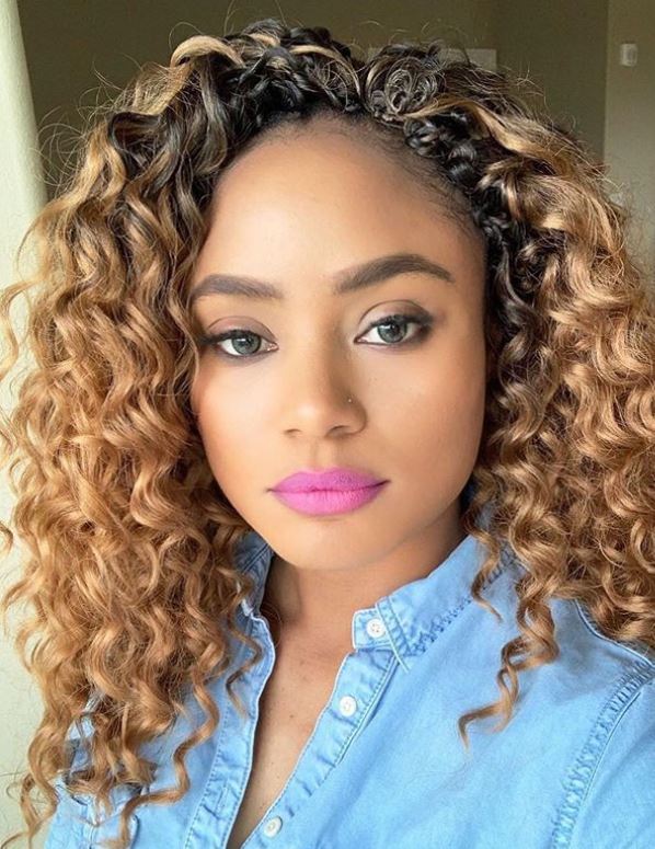 Femme avec des tresses au crochet blondes