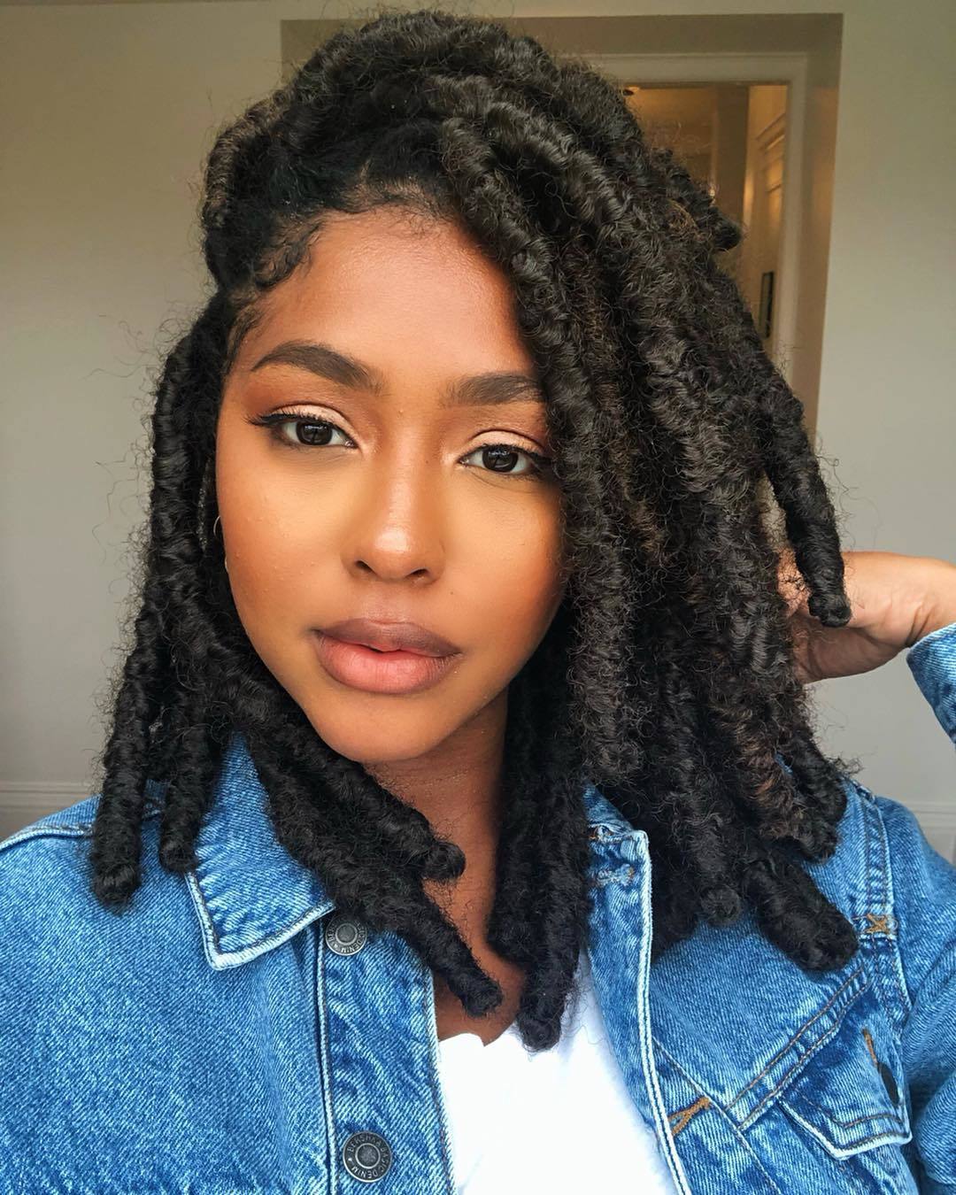 Femme aux dreadlocks courtes