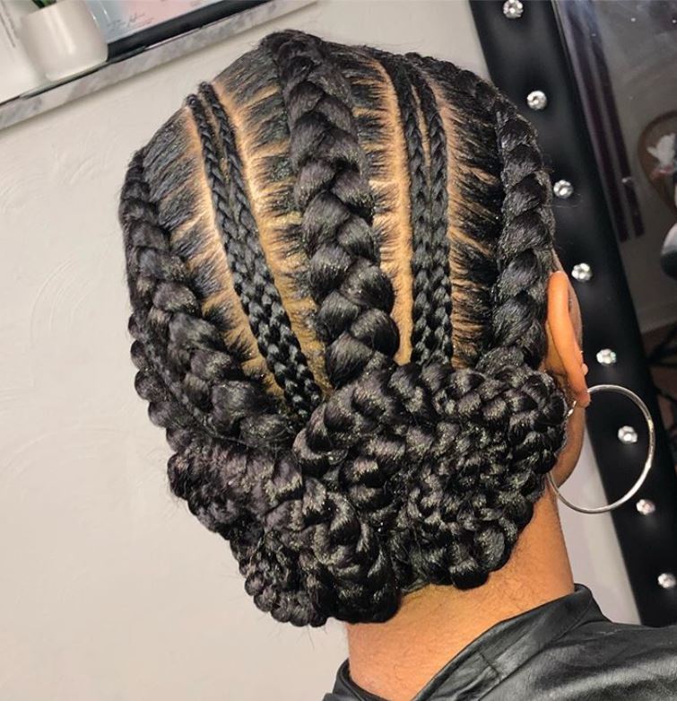 Femme avec un chignon de maïs tressé