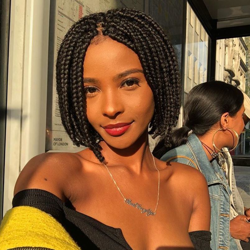 Femme avec des tresses de bob box