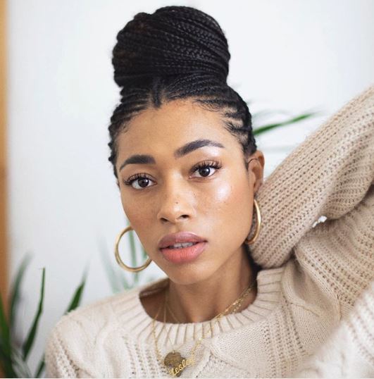Femme avec un chignon tressé en forme de cornrow