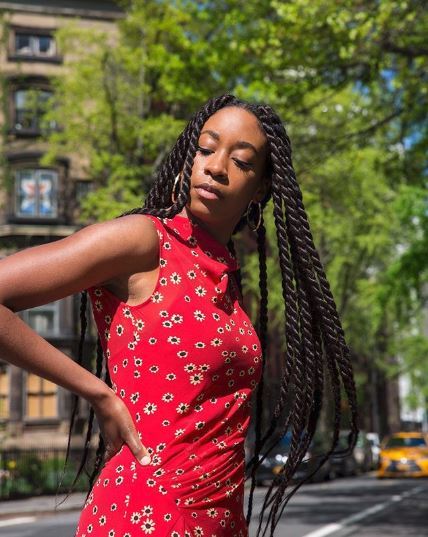 Femme avec de longues tresses jumbo twist