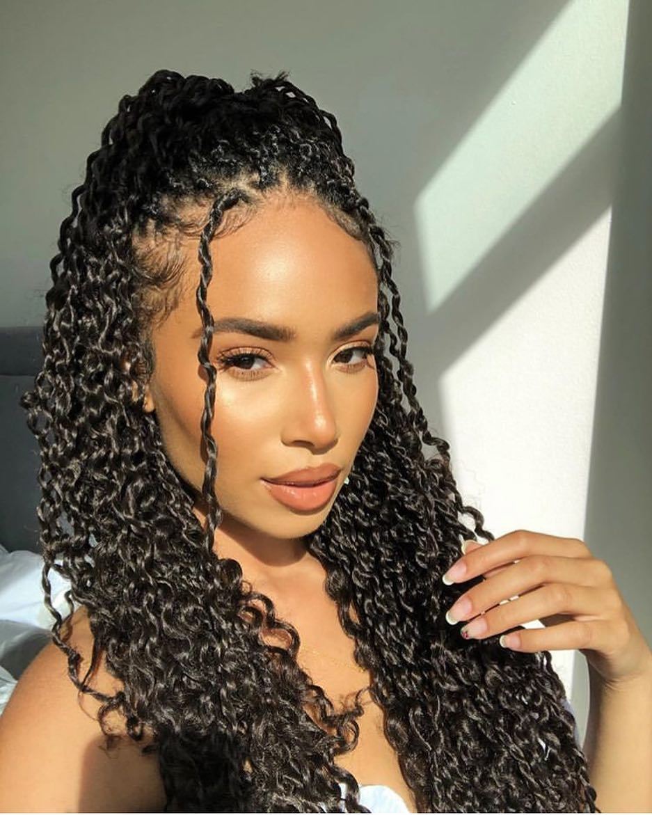 femme avec une coiffure de tresse perverse