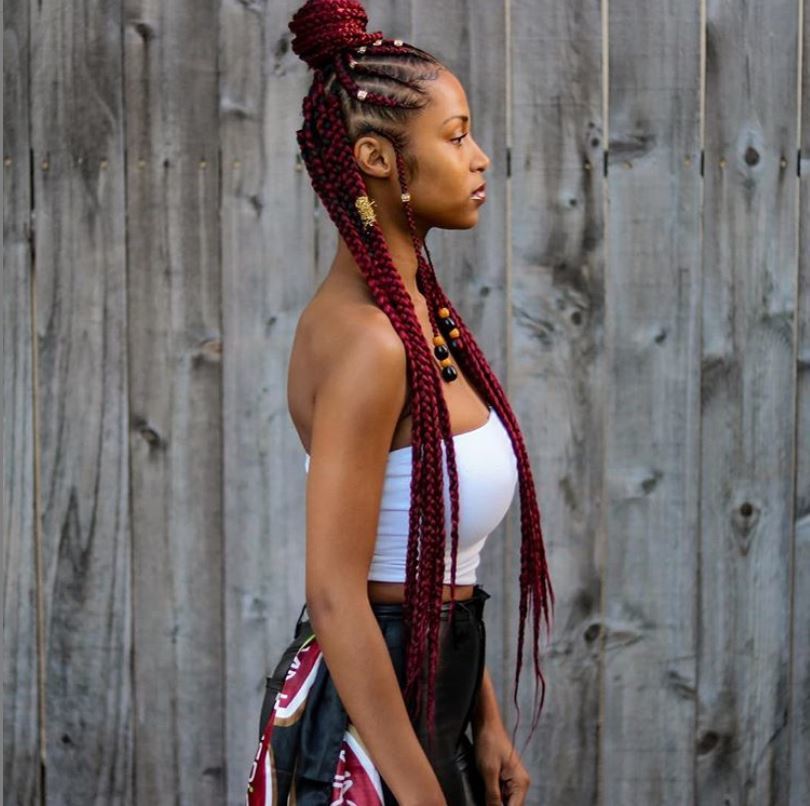 Femme avec des tresses rouges à moitié coupées et à moitié baissées