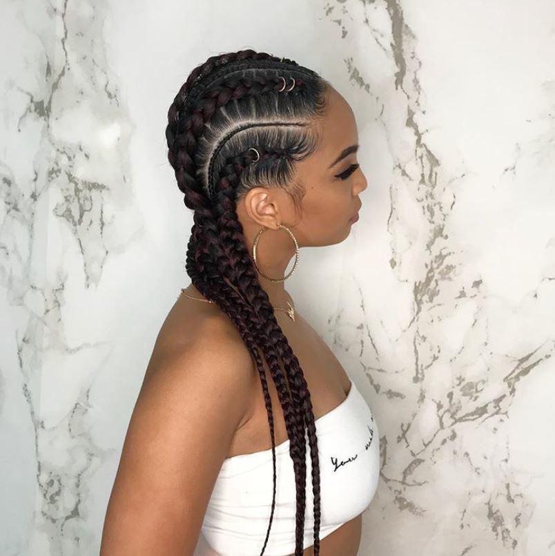 Femme avec des aliments dans de longues tresses de maïs