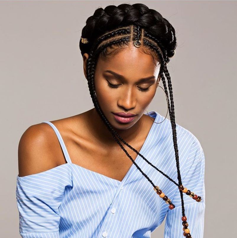 Femme avec des cornrows et une tresse en forme d'auréole