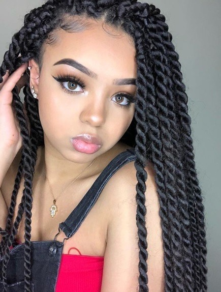 Femme aux longs torsades sénégalaises brun foncé