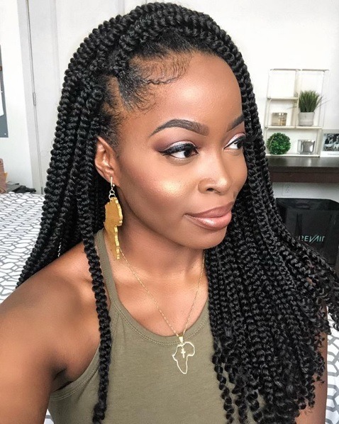 Femme avec de longues tresses brunes en boîte au crochet
