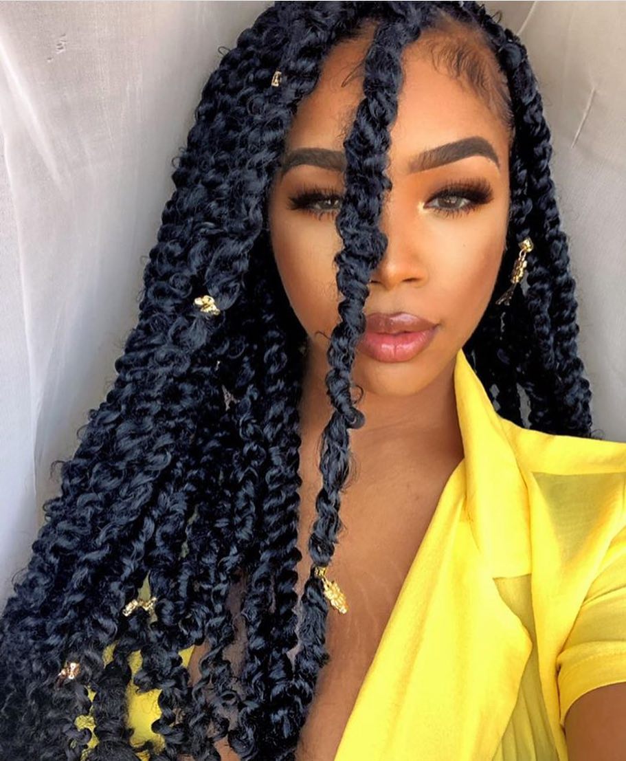 femme avec une longue coiffure de tresse passionnée