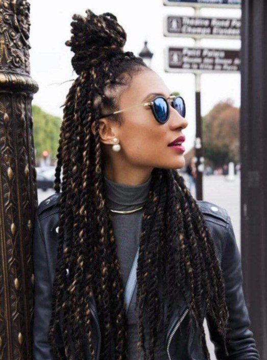 femme avec des tresses torsadées bicolores