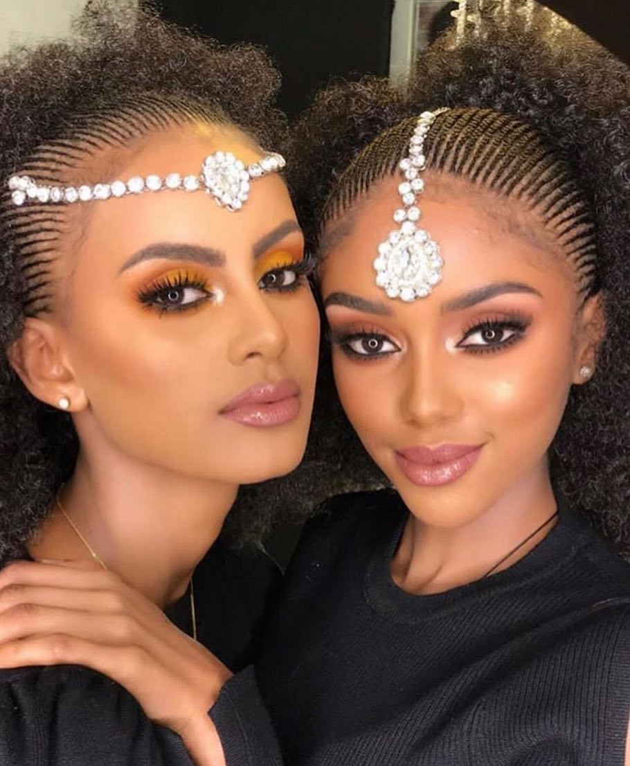 deux femmes avec des tresses de style albaso avec un accessoire bijou
